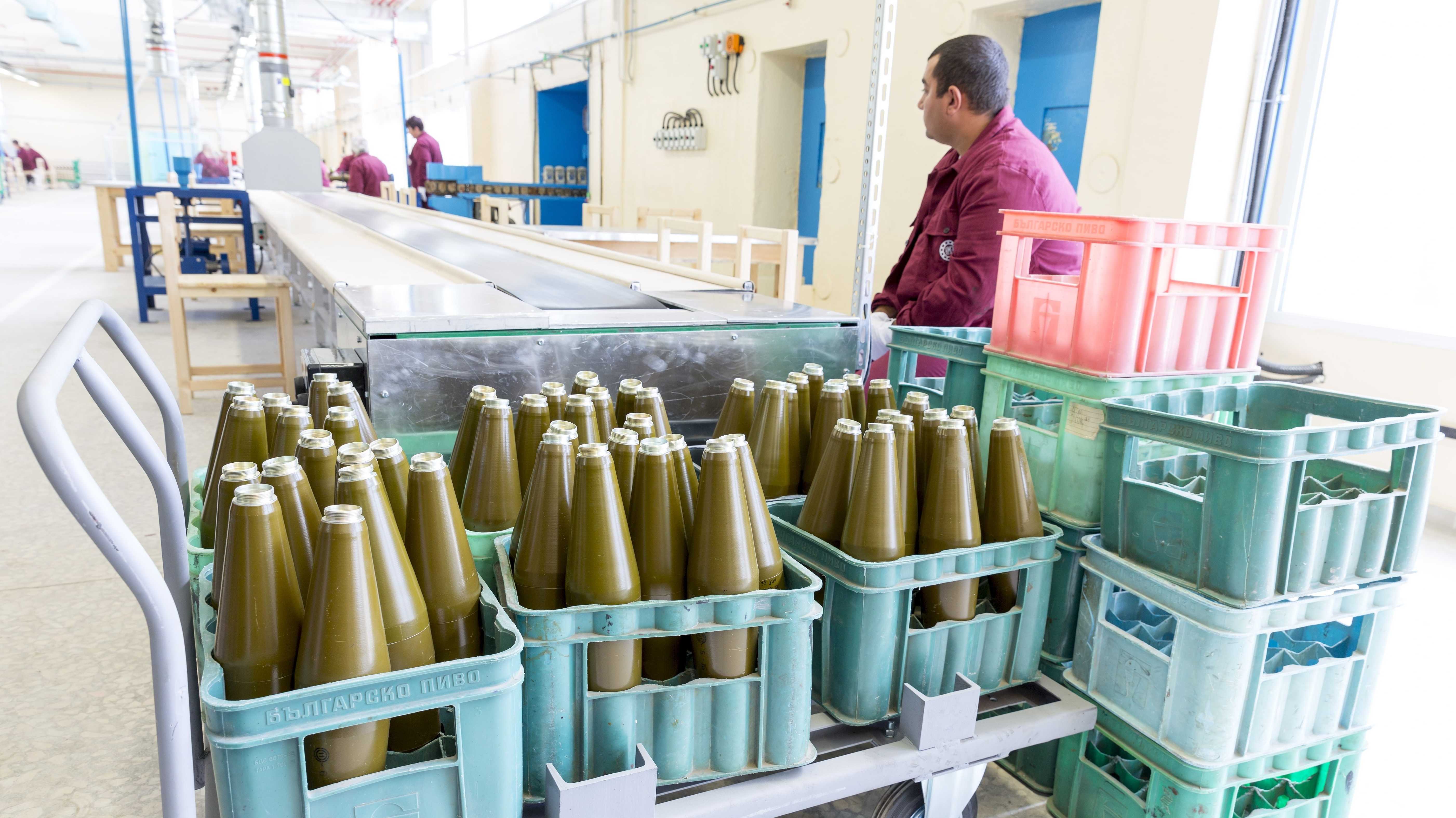Montagehalle mit Granaten im Vordergrund