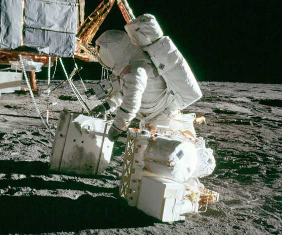 Alan Bean entlädt die ALSEP-Pakete aus der Mondlandefähre