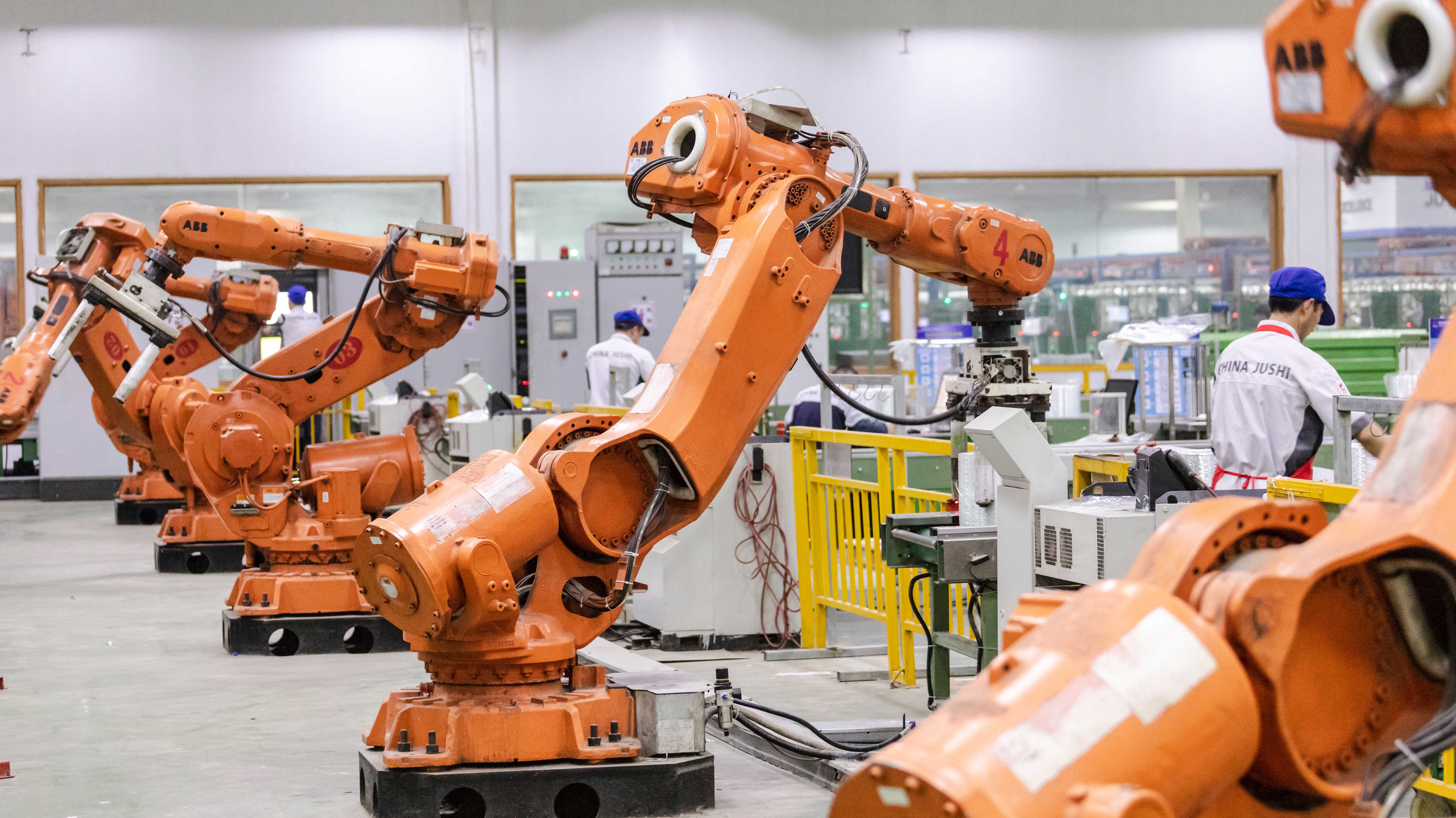Eine fabrik in China mit zahlreichen Robotern