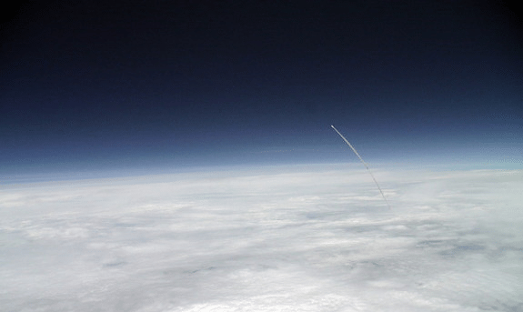 Space Shuttle Atlantis über den Wolken
