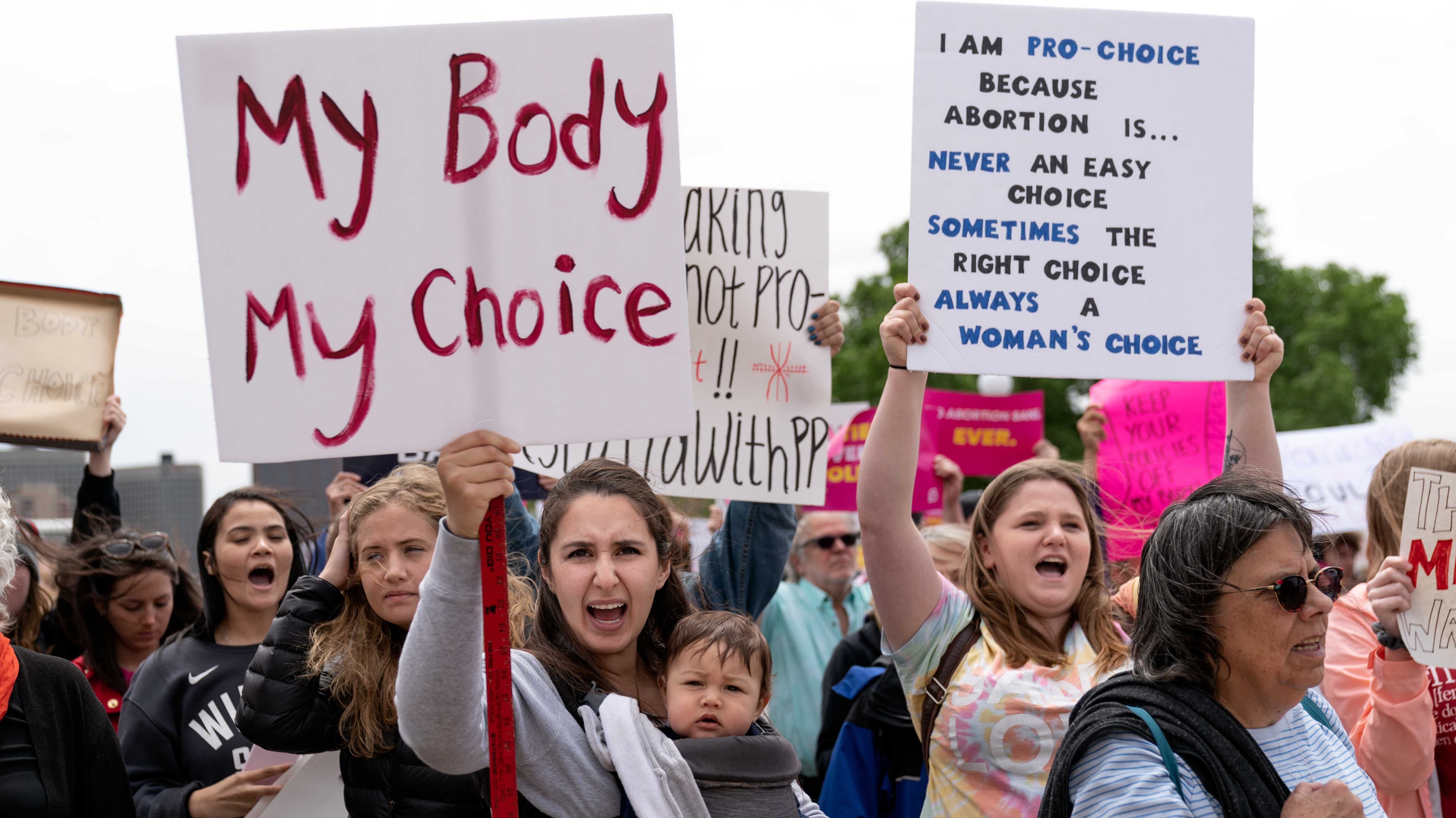 Das Recht auf Schwangerschaftsabbruch ist international Gegenstand feministischer Kämpfe (hier eine Demo in Minnesota, 2019)