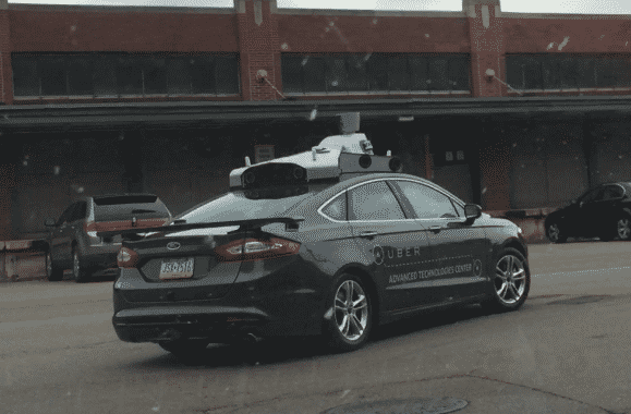Die Uber-Firmeninsignien auf der Seite sind schwer zu erkennen, nicht aber die auffälligen Sensoren auf dem Dach des in Pittsburgh fotografierten Versuchsfahrzeugs.