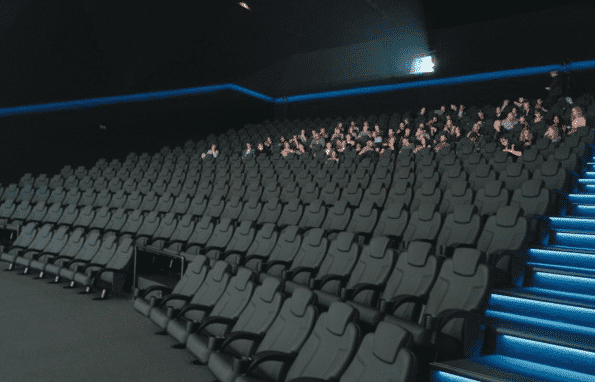 Bei Dolby Cinema wird auf bequeme Sessel geachtet, in denen Zuschauer auch Filme mit Überlänge entspannt genießen können.