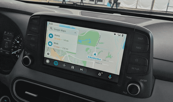 Die neue Oberfläche von Android Auto erleichtert den gleichzeitigen Umgang mit mehreren Apps.