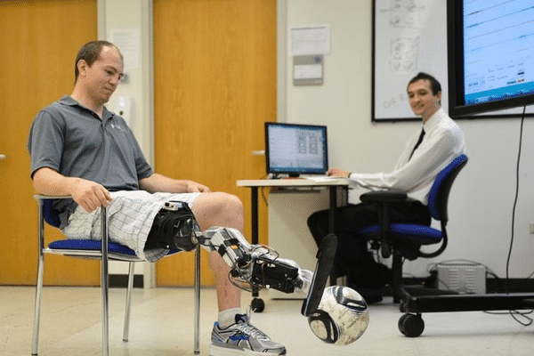 Zac Vawters rechtes Bein trägt die Prothese. Vor der Anpassung wurden Nerven verlagert.