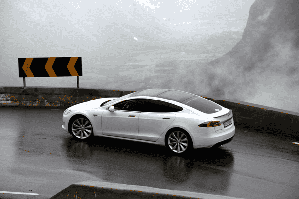 Tesla vor dramatischer Kulisse in Norwegen.