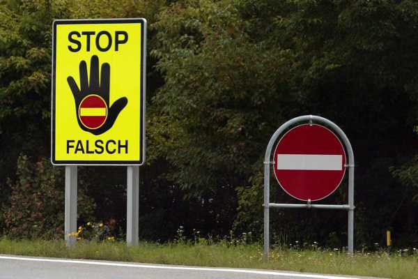 Geisterfahrer-Warnschild an einer Autobahn.