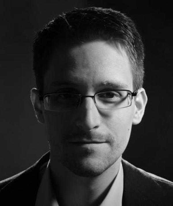 Edward Snowden Porträt in Schwarz-Weiß