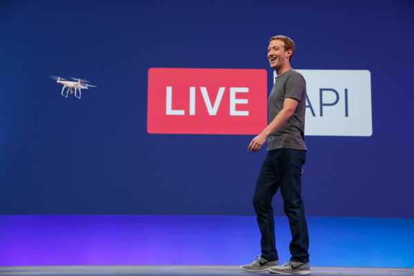 Bei Mark Zuckerbergs Keynote flog kurz eine Drohne über die Bühne, um das Live-API zu demonstrieren.