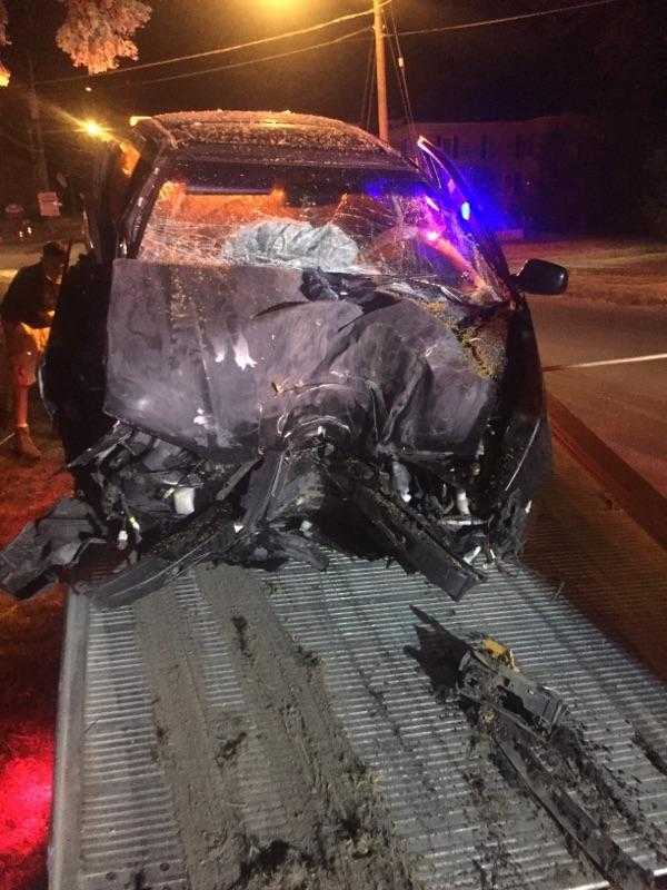Zerstörtes Auto wird auf Abschleppwagen gezogen