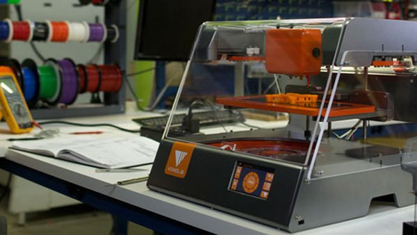 CES: 3D-Drucker Voxel8 druckt