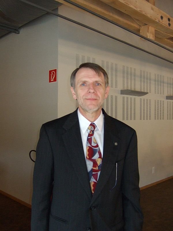 Joseph Schutz leitet Intels Mikroprozessor-Forschung und nennt das erste Halbjahr 2010 als Termin für die Markteinführung von Larrabee-Produkten.