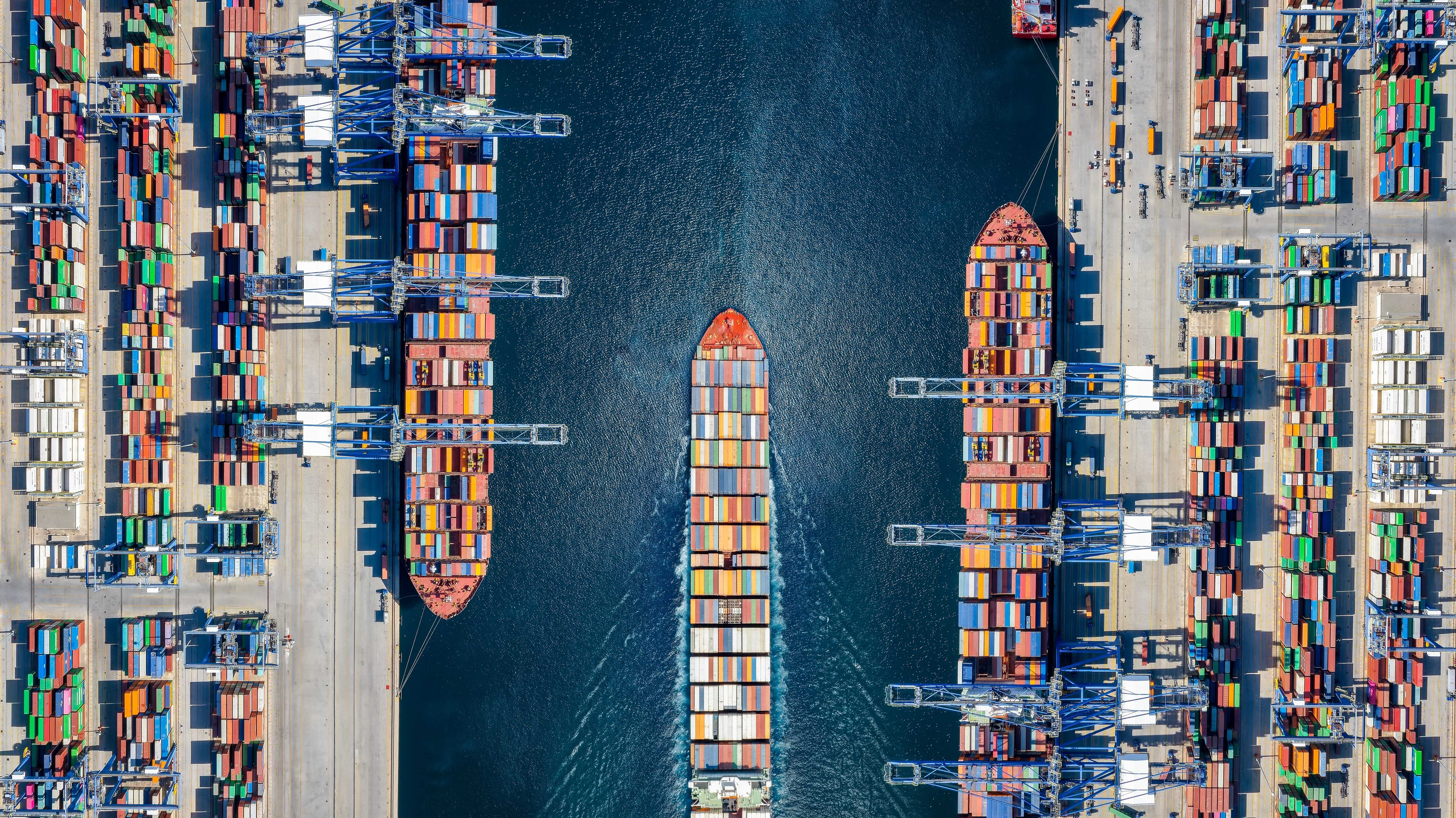 Containerhafen mit Schiff