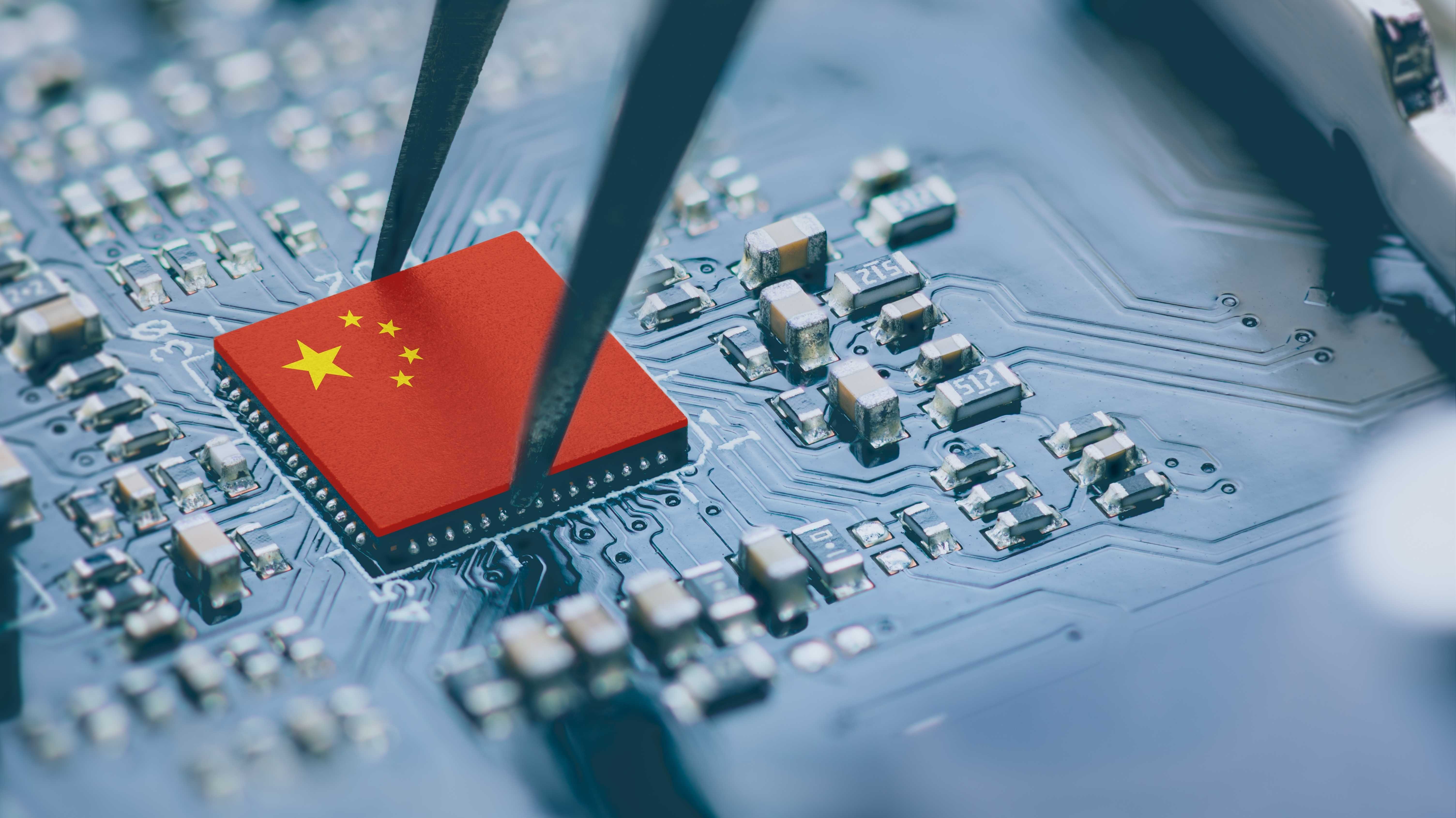Flagge von China auf Mikrochip - Strategie gegen US-Exportbeschränkungen