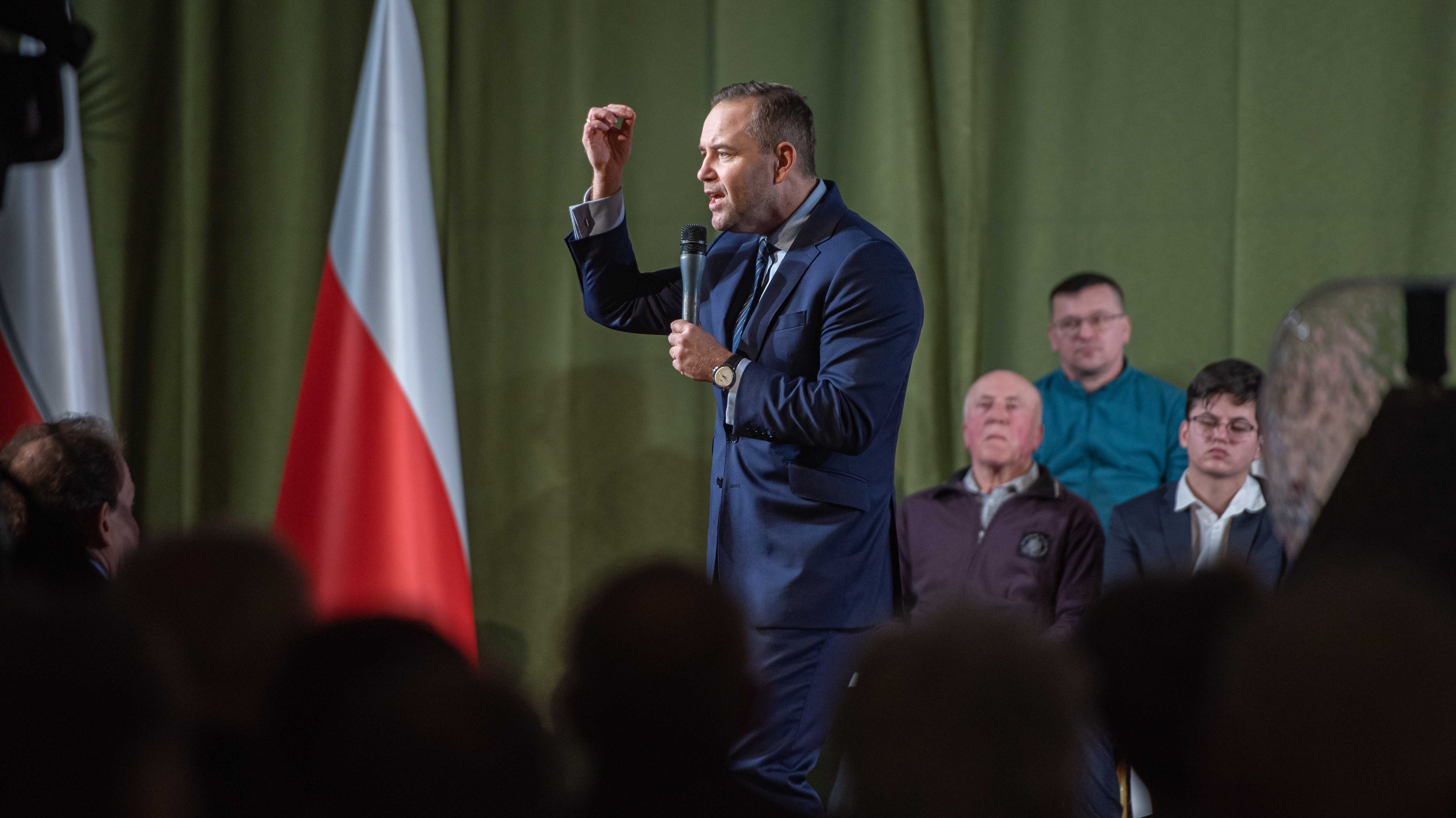 Ein Mann (Karol Nawrocki) im Anzug auf einer Veranstaltung