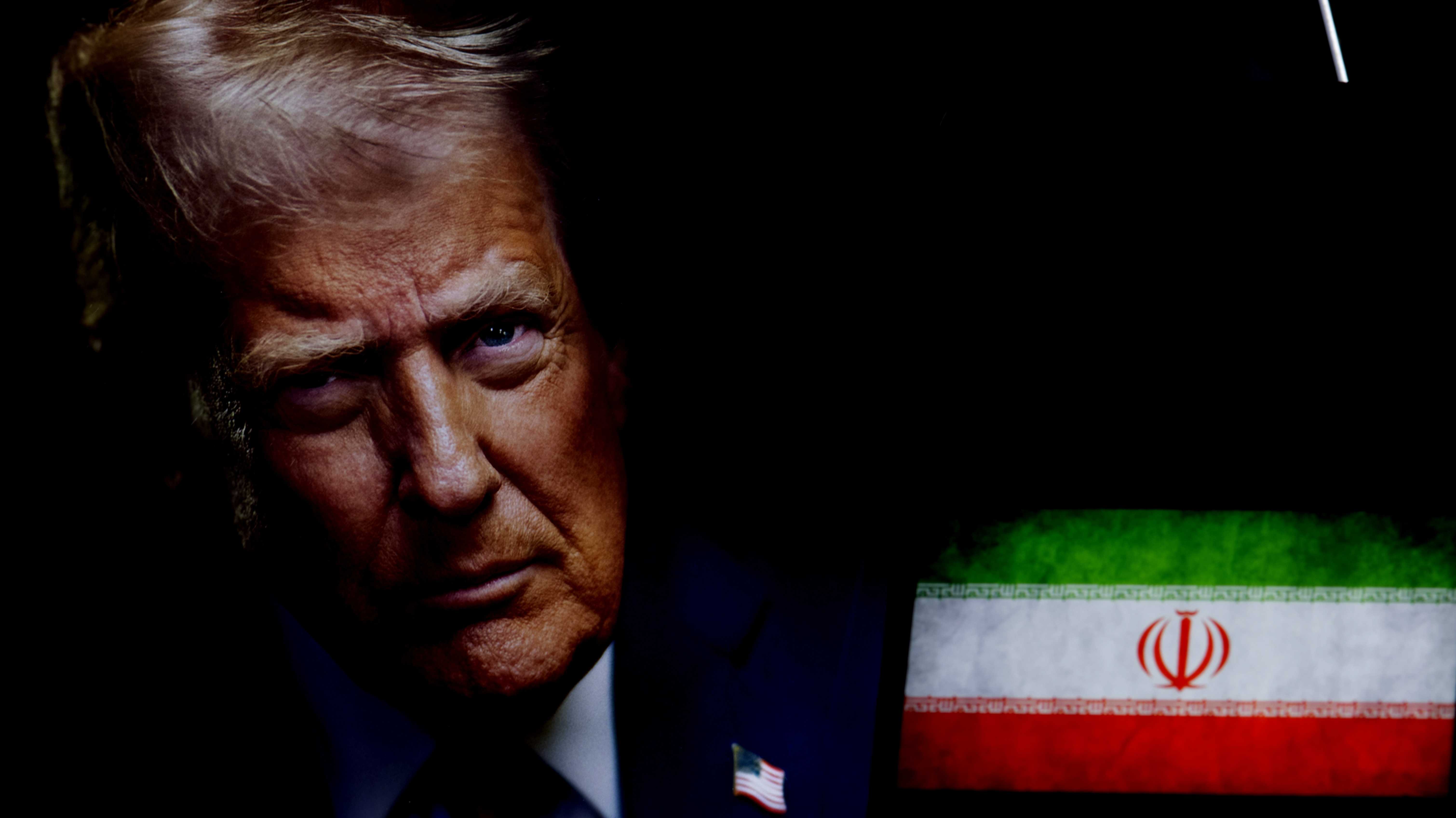 Donald Trump neben  iranischer Fahne