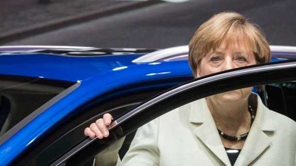 Angela Merkel hinter einer Autotür