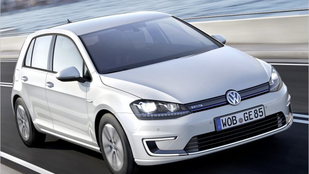 Der VW e-Golf geht an den Start. Immer mit dabei: LED-Scheinwerfer