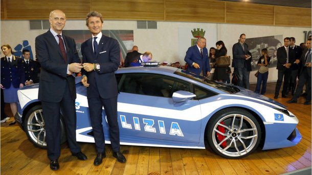 Lamborghini-Chef Stephan Winkelmann (rechts) übergab das Auto an den Chef der italienischen Staatspolizei, Alessandro Pansa.