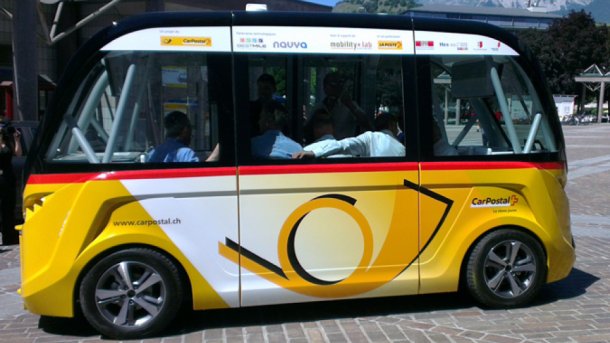 Autonomer Postbus fährt im öffentlichen Nahverkehr