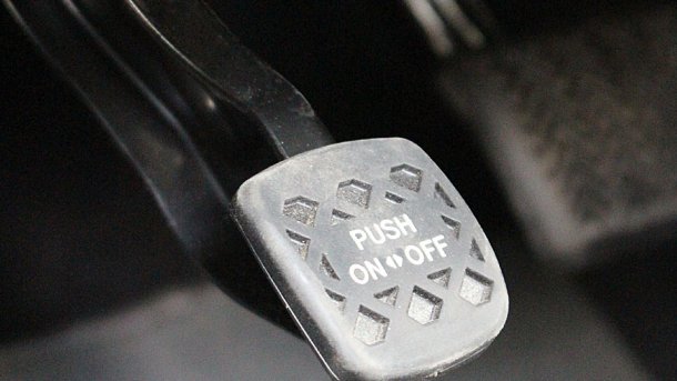 Pedal der Feststellbremse im Toyota Prius