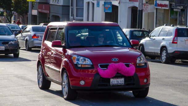 Rotes Auto mit Lyft-Schnurrbart in San Francisco