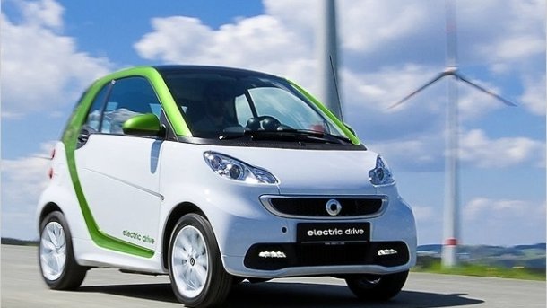 Der Smart Fortwo ed ist zu Preisen ab 18.910 Euro bestellbar (Cabrio 22.000 Euro). Dazu kommt eine Batteriemiete von 65 Euro im Monat - in Verbindung mit einer zehnjährigen Garantiezeit für die Batteriefunktion.