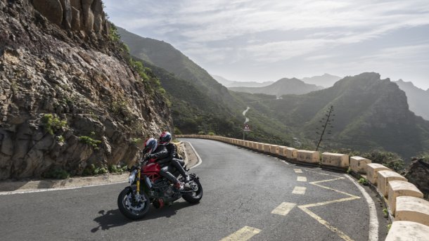 Ducati Monster 1200: Ihre Manieren beeindrucken sogar die Beifahrerin.