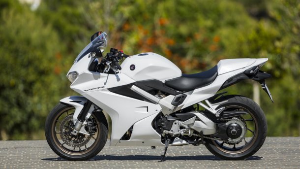 Gleich zu Anfang: Weiß gibt es dieses Jahr noch nicht in Deutschland, Manager-Willkür. Alle Freunde der RC24 sollten an Honda schreiben, dass wir weiß wollen.