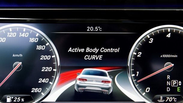 Mit der Moduswahltaste eingestellt, wird der Curve-Mode sehr prominent im Bildschirm angezeigt. Im AMG heißt er "Dynamic Curve".