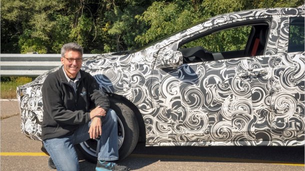 Oberster Tarn-Ingenieur bei General Motors: Lionel Perkins am neuen Chevrolet Volt. Gut zu sehen ist die dreidimensional verfremdete Frontpartie