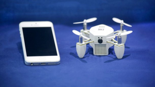 Zano: Nano-Drohne mit Kamera folgt ihrem Besitzer