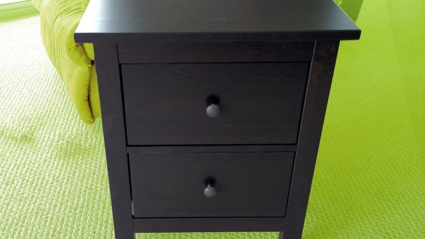 Ikea-Möbel mit drahtlosen Handy-Ladestationen