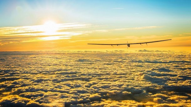Solarflieger Solar Impulse 2 zur Erdumrundung gestartet