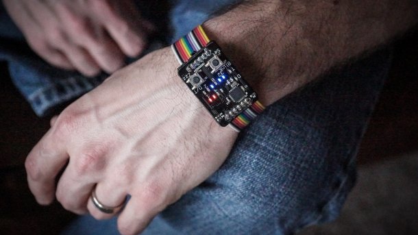 Binary Watch: Binäre Armbanduhr zum Nachbauen