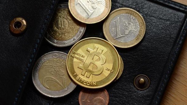 Bitcoin zwischen Euromünzen