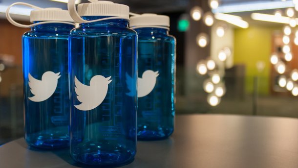 Leere Plastikflaschen mit Twitter-Logo