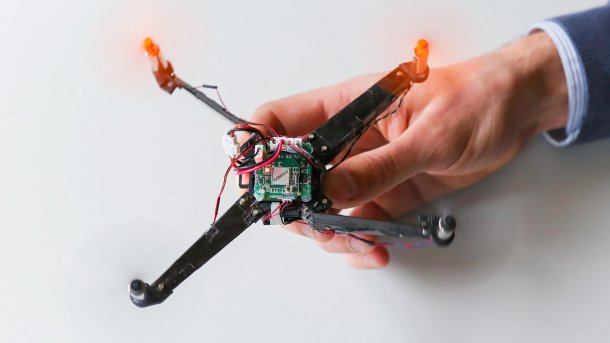 Prototyp: Mini-Quadcopter entfaltet sich beim Start automatisch