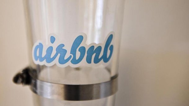 Airbnb Logo auf einem Glas