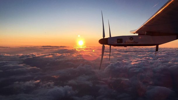 Solar Impulse 2 fliegt durch Wolken