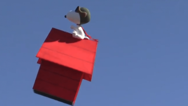 Snoopy auf dem roten Haus