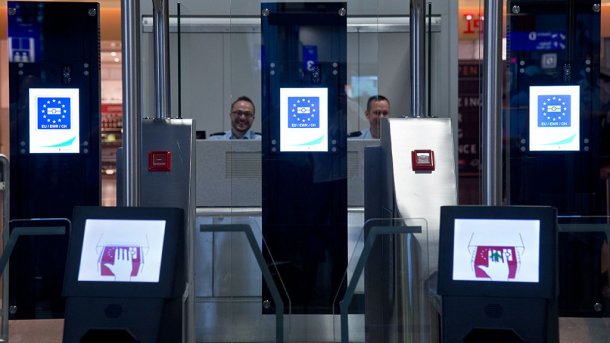 Passkontrolle am Frankfurter Flughafen
