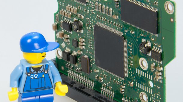 Legofigur vor Computerchips