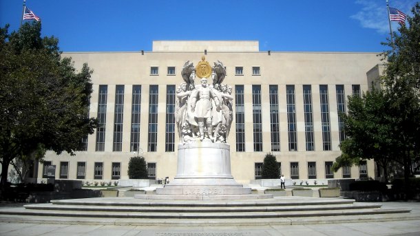 Bundesgerichtsgebäude mit Denkmal davor