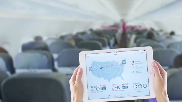 Passagier im Flugzeug mit Tablet
