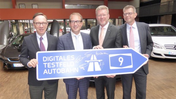 VDA-Chef Matthias Wissmann, Minister Alexander Dobrindt, Bitkom-Chef Thorsten Dirks und Marcel Huber