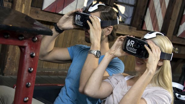Ausprobiert: Mit VR-Brille auf dem Kopf Achterbahn fahren