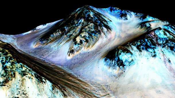 Streifenförmige Spuren des salzigen Schmelzwassers auf dem Mars