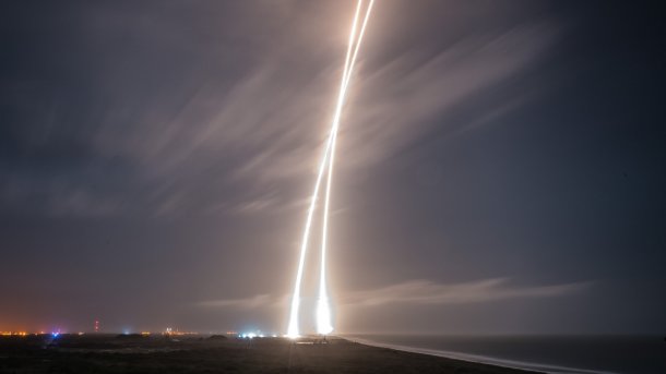 Historischer Erfolg: SpaceX landet Rakete nach kommerziellem Start aufrecht