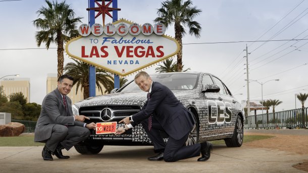 Thomas Weber (r.) und Nevadas Gouverneur Brian Sandoval zeigen das spezielle Kennzeichen für autonome Autos